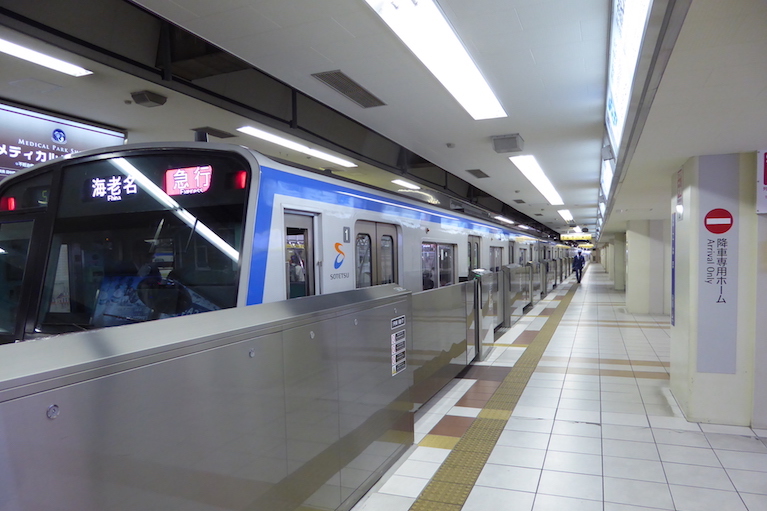 横浜駅可動式ホーム柵下設置工事